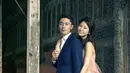 Kemesraan Wallace Huo dan Ruby Lin saat foto pre wedding di Bali. Keduanya tampak serasi satu sama lain. (Instagram/_wallacehuojh_)