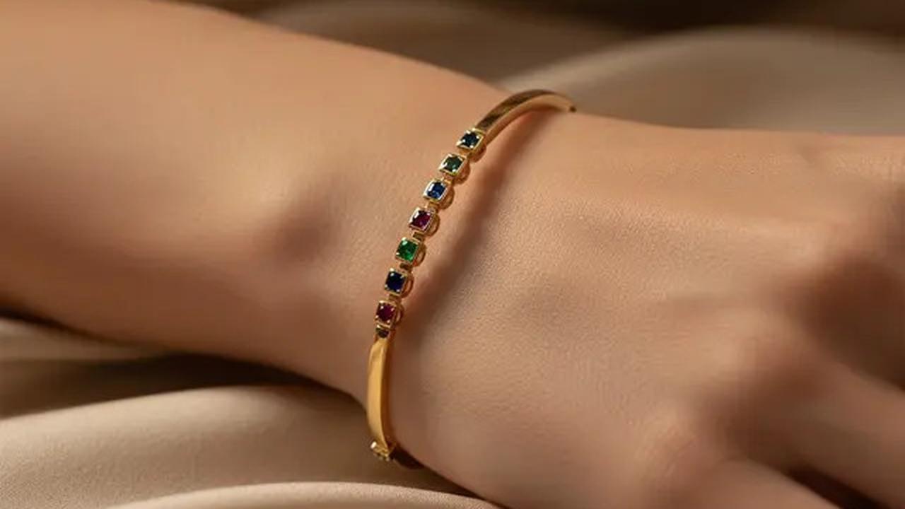 7 Gelang Emas 18K Kecil Bergaya Modern Vintage yang Lagi Tren di 2025