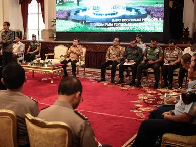  Presiden Joko Widodo memberikan paparan saat rakor dengan Pangdam-Kapolda serta perwira tinggi TNI-Polri di Istana Negara, Jakarta, Senin (24/10). Rakor membahas dua hal yaitu terkait pungli dan Pilkada Serentak 2017. (Liputan6.com/Faizal Fanani)