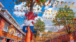 Kawasan Marktweg dipenuhi dengan pernak-pernik Timnas sepak bola Belanda, mulai dari bendera, logo, poster pemain, hingga ornamen-ornamen berwarna oranye lainnya. (AP Photo/Patrick Post)