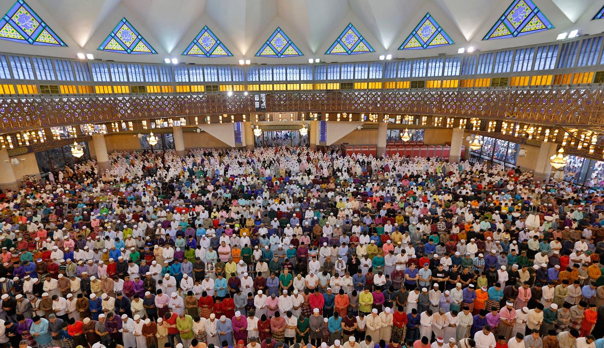 Umat muslim Malaysia melaksanakan salat Idul Fitri 1439 H di Kuala Lumpur, Malaysia, Jumat, (15/6). (AP Photo/Vincent Thian)