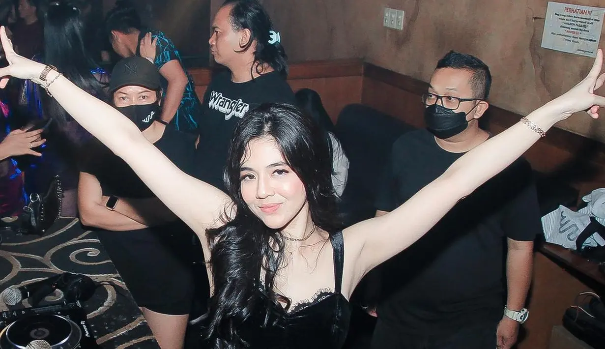 Termasuk saat nge-DJ, warna hitam tak pernah gagal membuatnya tampil cantik dan percaya diri. (Instagram @putriuna)