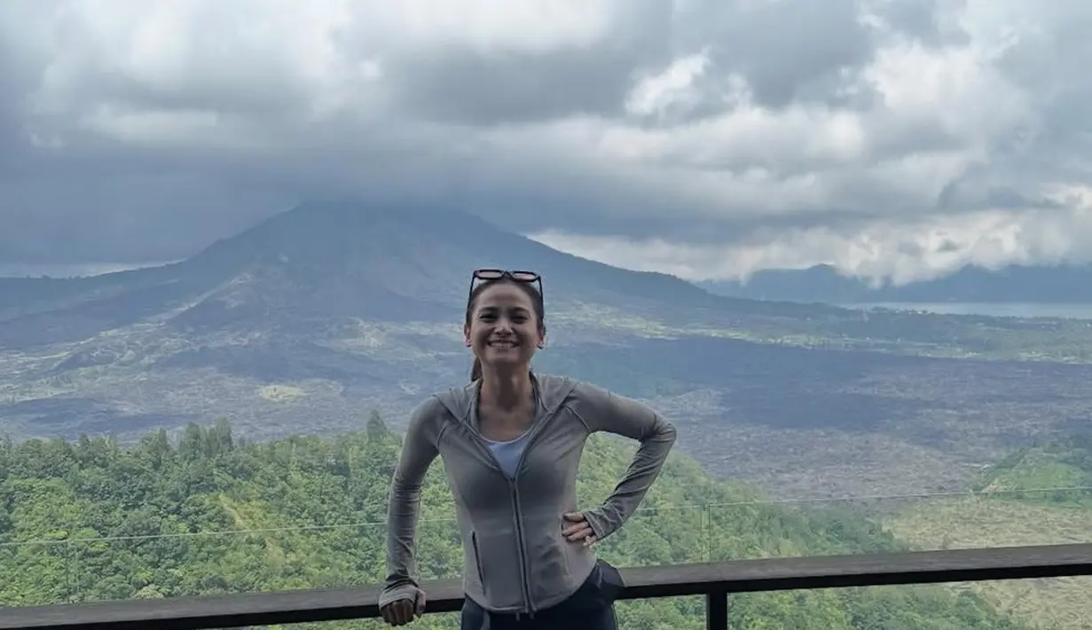 Berada di Kintamani, Acha mengenakan sport look. Mengenakan jaket abu-abu dengan inner. Dipadukan legging hitam senada dengan sneakersnya. [@septriasaacha]