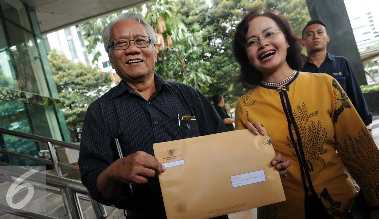 Timsel komisioner KPU-Bawaslu Harjono (kiri) dan Betti Alisjahbana menunjukan berkas terkait pemilihan calon komisioner KPU-Bawaslu di Gedung KPK Jakarta, Selasa (17/1). (Liputan6.com/Helmi Affandi)