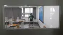 Petugas kesehatan mendisinfeksi ruang kelas untuk ujian masuk perguruan tinggi di Seoul, Korea Selatan, Selasa (1/12/2020). Sekitar 490.000 siswa lulusan sekolah menengah atas di Korea Selatan akan menjalani Tes Kemampuan Skolastik Perguruan Tinggi pada 3 Desember 2020. (AP Photo/Ahn Young-joon)