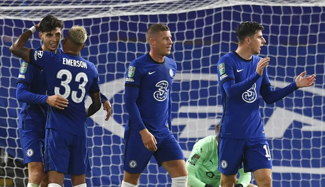Para pemain Chelsea merayakan gol yang dicetak oleh Kai Havertz ke gawang Barnsley pada laga Piala Liga Inggris di Stadion Stamford Bridge, Kamis (24/9/2020). Chelsea menang dengan skor 6-0. (AP Photo/Neil Hall)