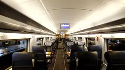 Desain Interior yang dirancang oleh perusahaan kereta api Jerman Deutsche Bahn AG 3 pada kereta kecepatan tinggi ICE di Stasiun Kereta Api, Jerman, Kamis (23/7). Pada perjalanan perdana dari Frankfurt ke Paris. (REUTERS/Kai Pfaffenbach)