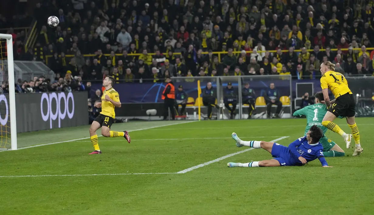 Tendangan pemain Chelsea, Joao Felix berhasil melewati kiper Borussia Dortmund, Gregor Kobel namun akhirnya hanya membentur mistar gawang dalam laga leg pertama babak 16 besar Liga Champions 2022/2023 di Signal Iduna Park, Dortmund, Kamis (16/2/2023) dini hari WIB. (AP Photo/Martin Meissner)