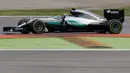 Pembalap Mercedes Nico Rosberg melintas di garis finish usai memenangkan F1 Grand Prix Italia, di Monza, Italia Minggu (04/9). Persaingan Rosberg dan Hamilton semakin ketat di tujuh balapan tersisa. (Reuters/Max Rossi)
