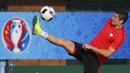 Pemain Polandia, Robert Lewandowski melakukan jugling saat sesi latihan di lympic Marseille Training Ground, Marseille, Prancis, (29/6/2016). (REUTERS/Kai Pfaffenbach)