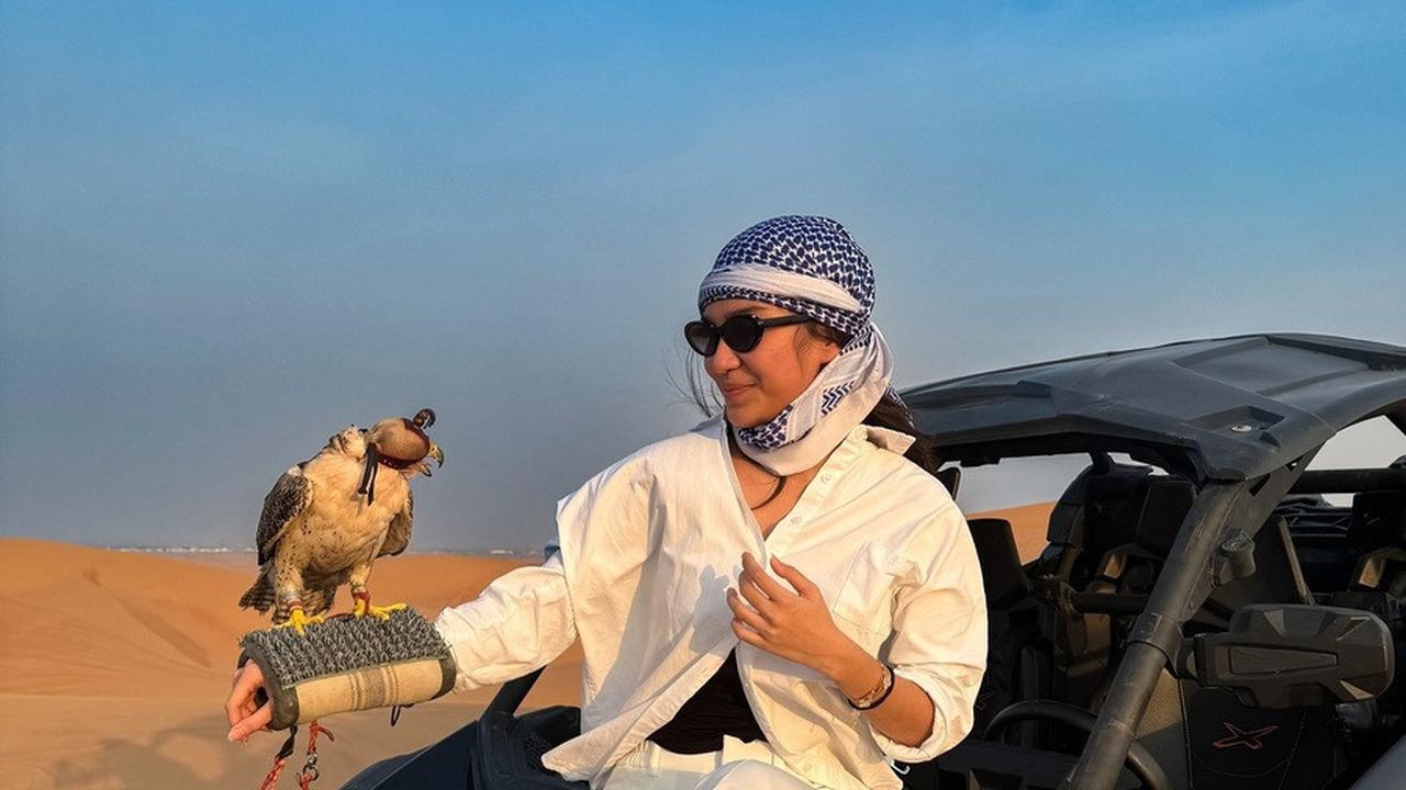 Berpose Dengan Seekor Burung Elang