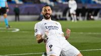 Ekspresi Karim Benzema setelah mencetak gol untuk Real Madrid ke gawang Borussia Monchengladbach dalam laga matchday keenam Liga Champions, Kamis (10/12/2020). Real Madrid menang 2-0 dalam laga ini berkat dua gol Benzema. (PIERRE-PHILIPPE MARCOU / AFP)