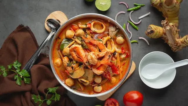 Tom Yum Seafood, sup Thailand pedas klasik favorit semua orang (Freepik/jcomp)