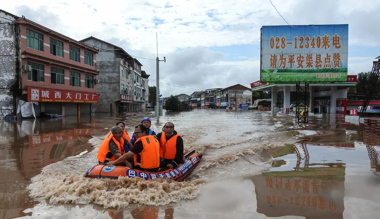 Tim SAR saat mencari penduduk yang terkena dampak banjir setelah hujan lebat di Dazhou, Sichuan, China, Minggu (11/7/2021). Banjir akibat hujan lebat melanda sejumlah wilayah di China. Ribuan orang terpaksa dievakuasi dan rumah-rumah mengalami pemadaman listrik akibat bencana tersebut. (AFP/STR)