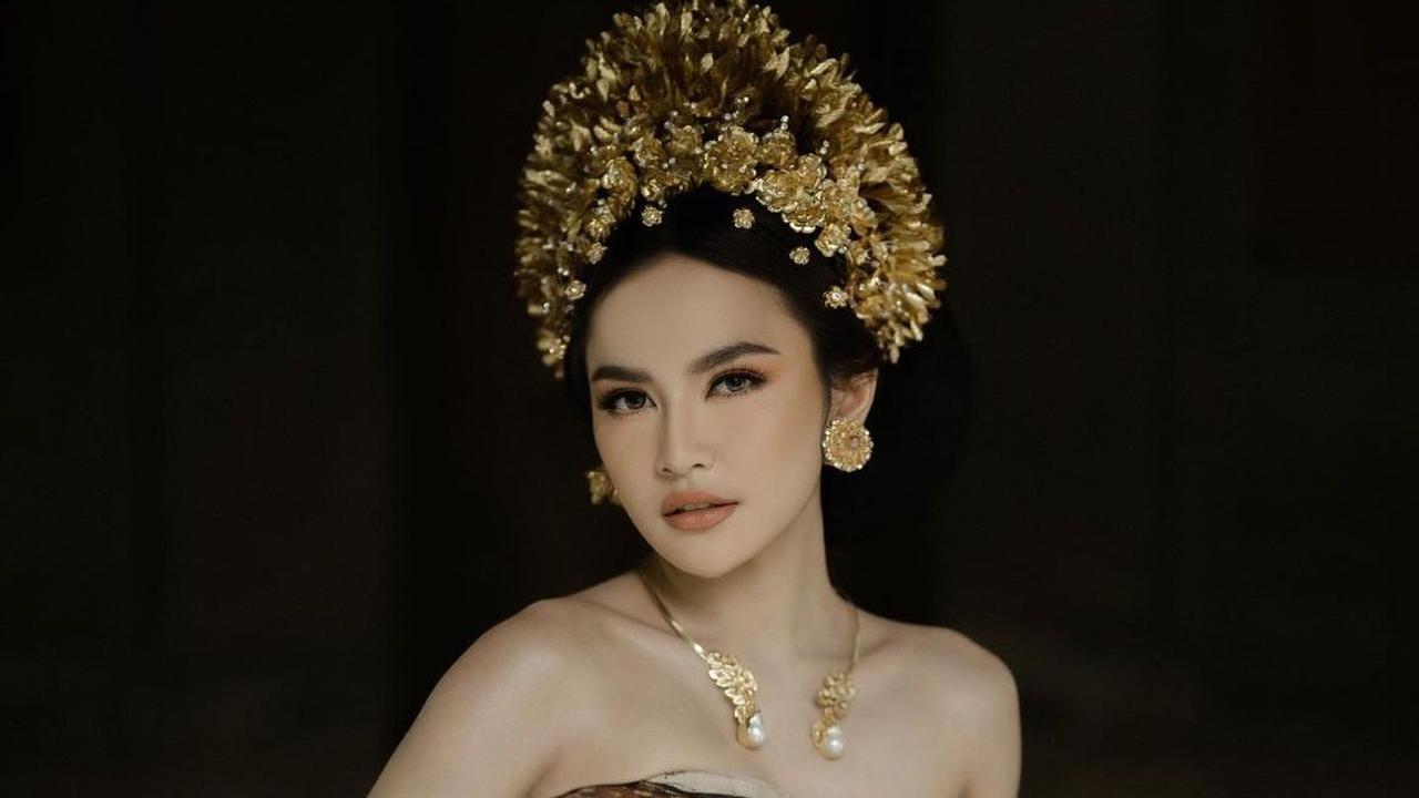 Mahalini Raharja saat prewedding memakai kalung titanium dengan pakaian adat Bali