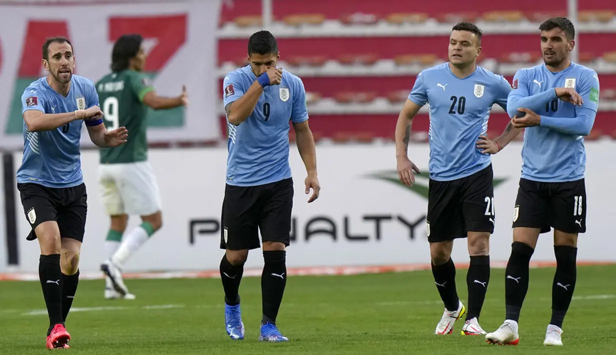 Pemain Uruguay Diego Godin (kiri) mendebat wasit dekat rekan setimnya Luis Suarez (tengah), Jonathan Rodriguez (kedua kanan) dan Mauro Arambarri saat melawan Bolivia pada pertandingan kualifikasi Piala Dunia 2022 di Stadion Hernando Siles, La Paz, Bolivia, 16 November 2021. (AP Photo/Juan Karita)