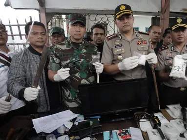 Kapolres Jakarta Barat Kombes Pol Hengki Haryadi didampingi Dandim 0503 Jakbar Letkol Kav Andre Henry Masengi menunjukkan barang bukti narkoba usai melakukan penggerebekan di Kampung Ambon, Cengkareng, Jakarta, Rabu (24/1). (Liputan6.com/Arya Manggala)