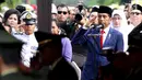 Presiden Joko Widodo memberi hormat saat prosesi pemakaman istri presiden ke-6 RI Susilo Bambang Yudhoyono (SBY), Ani Yudhoyono di TMP Kalibata, Jakarta, Minggu (2/6/2019). Ani Yudhoyono dimakamkan berdekatan dengan pusara istri presiden ke-3 RI BJ Habibie, Ainun Habibie. (Liputan6.com/JohanTallo)