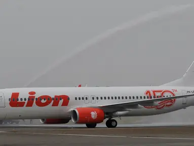 Pesawat Lion Air Boeing 737 800 NG tiba di Terminal 1 Bandara Soekarno Hatta, Tangerang, Rabu (19/8/2015). Lion Air kedatangan pesawat ke 150 Boeing 737, Lion Air Group kini telah mengoperasikan 244 unit pesawat berbagai tipe. (Liputan6.com/Johan Tallo)