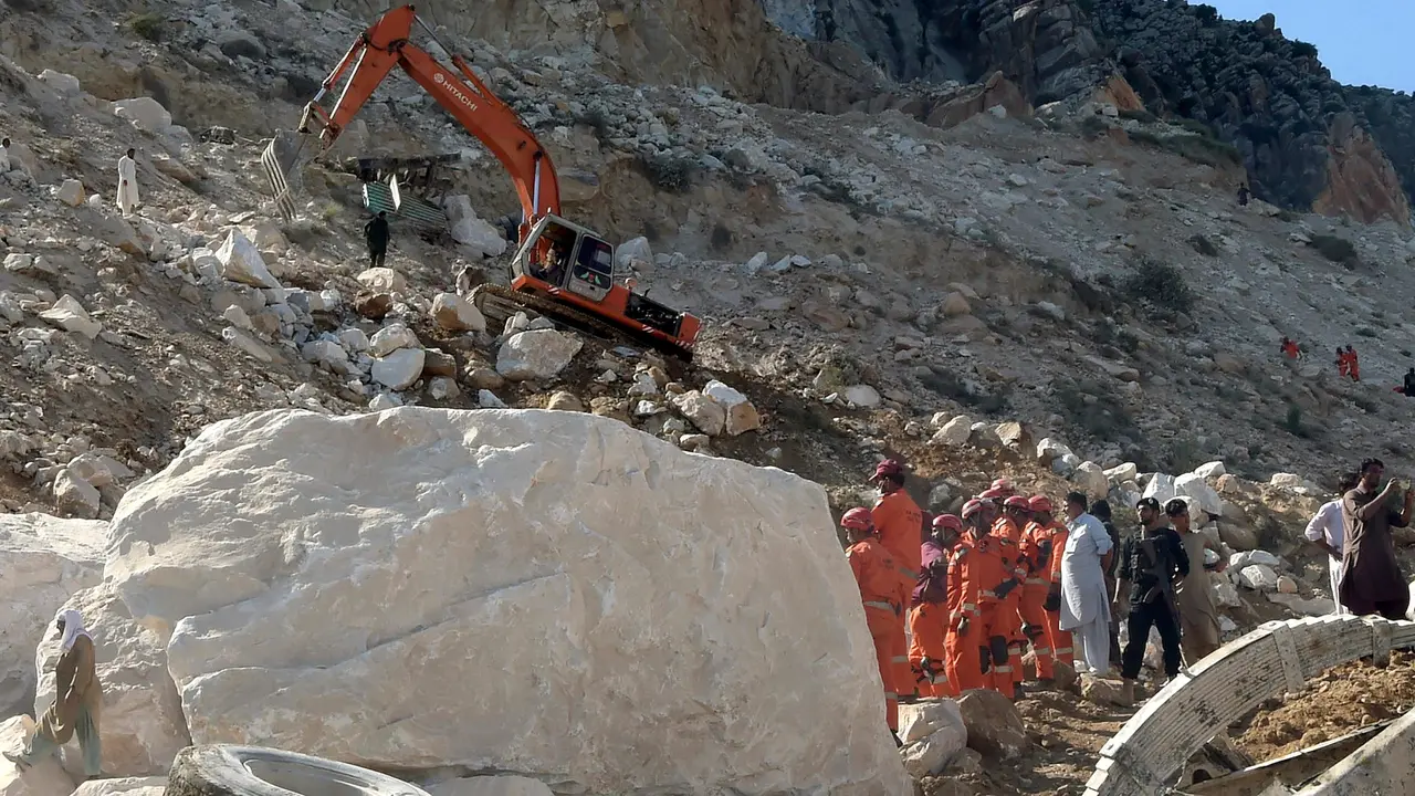 Proses Pencarian Korban Tambang Marmer yang Longsor di Pakistan