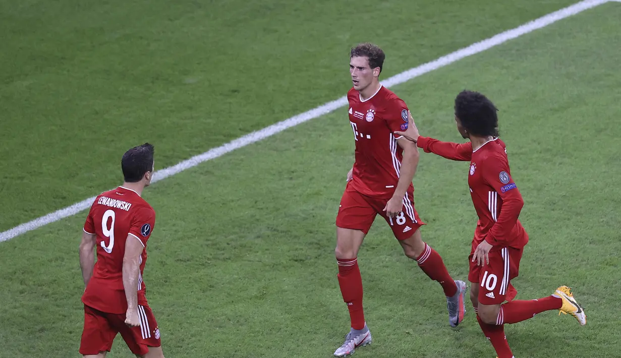 Pemain Bayern Munchen, Leon Goretzka (tengah) berselebrasi usai mencetak gol ke gawang Sevilla pada pertandingan Piala Super Eropa di Budapest, Hongaria, Kamis (24/9/2020). Munchen menang tipis 2-1 atas Sevilla. (Laszlo Szirtesi/Pool via AP)