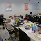 Karyawan mengenakan masker saat bekerja di kantor Suntory Garuda, Jakarta, Senin (8/8/2020). Suntory Garuda menerapkan protokol Kesehatan, salah satunya kapasitas karyawan hanya dibolehkan sebanyak 50 persen. (Liputan6.com/Herman Zakharia)