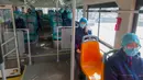Para petugas medis dari Rumah Sakit Afiliasi Universitas Qingdao duduk berjauhan dalam bus untuk mencegah risiko infeksi silang virus corona saat mereka kembali ke hotel setelah bekerja di Wuhan, China pada 20 Februari 2020. (Xinhua/Cai Yang)