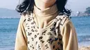 Senyuman cerah Jisoo ternyata sudah tampak sejak dia kecil. Mengenakan busana berwarna earth tone, Jisoo tampil dengan rambut di kuncir dua dan berpose di pinggir pantai. (Foto: Instagram/ roses_are_rosie)