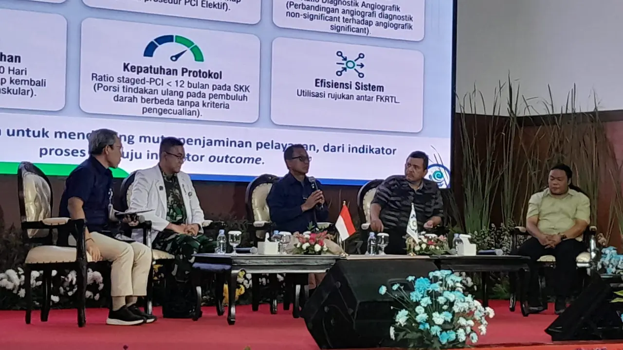 Direktur Utama BPJS Kesehatan, Prihati Pujowaskito (tengah) mengatakan pendekatan value-based bukan untuk membatasi layanan kepada peserta Jaminan Kesehatan Nasional (JKN).