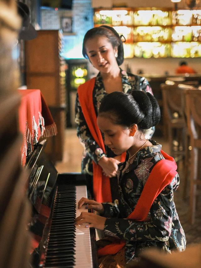 Potret 6 Seleb di Hari Kartini, Penampilan Aura Kasih Banjir Pujian