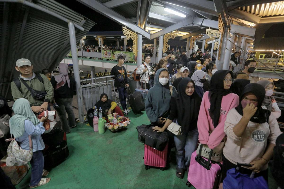 Wajah lelah pemudik antre panjang di Pelabuhan Merak Banten