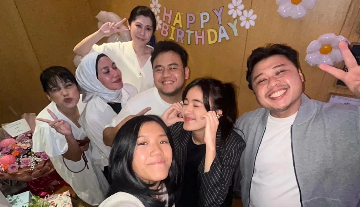 Sosok yang ramah, kebersamaan Mawar de Jongh dan teman-temannya ini penuh dengan kehangatan. Berpose heart cheeks, Mawar de Jongh tampak imut dan cantik. Rambut yang diikat dengan model kuncir kuda semakin pancarkan pesona Mawar Eva. Dekorasi ulang tahunnya sederhana, namun tidak mengurangi keseruan perayaan ulang tahun Mawar Eva de Jongh. (Liputan6.com/IG/@lindasaibi)