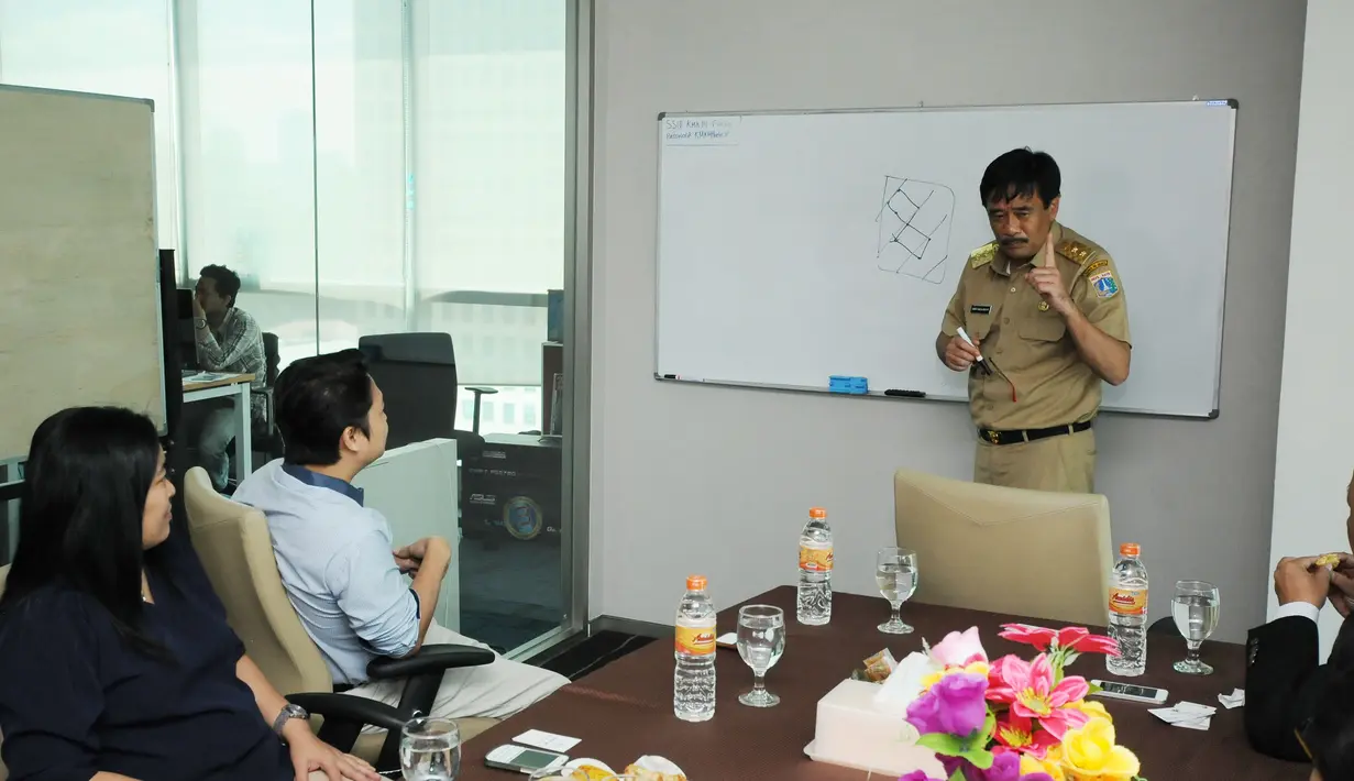 Wakil Gubernur DKI Jakarta, Djarot Saiful Hidayat (berdiri) berbincang dengan awak redaksi Liputan6.com di Kawasan Senayan, Jakarta, (17/3/2015). Kedatangan Djarot untuk berdiskusi tentang beragam permasalahan ibukota. (Liputan6.com/Helmi Fithriansyah) 