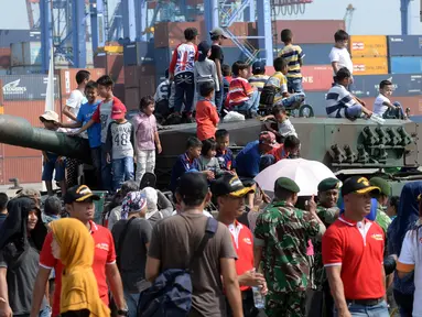 Sejumlah bocah menaiki tank saat Open Day Kolinlamil di Tanjung Priok, Jakarta, Minggu (24/7). Warga sekitar menyambut antusias acara HUT KOLINLAMIL 1 Juli 2016 yang Ke-55. (Liputan6.com/Helmi Afandi)