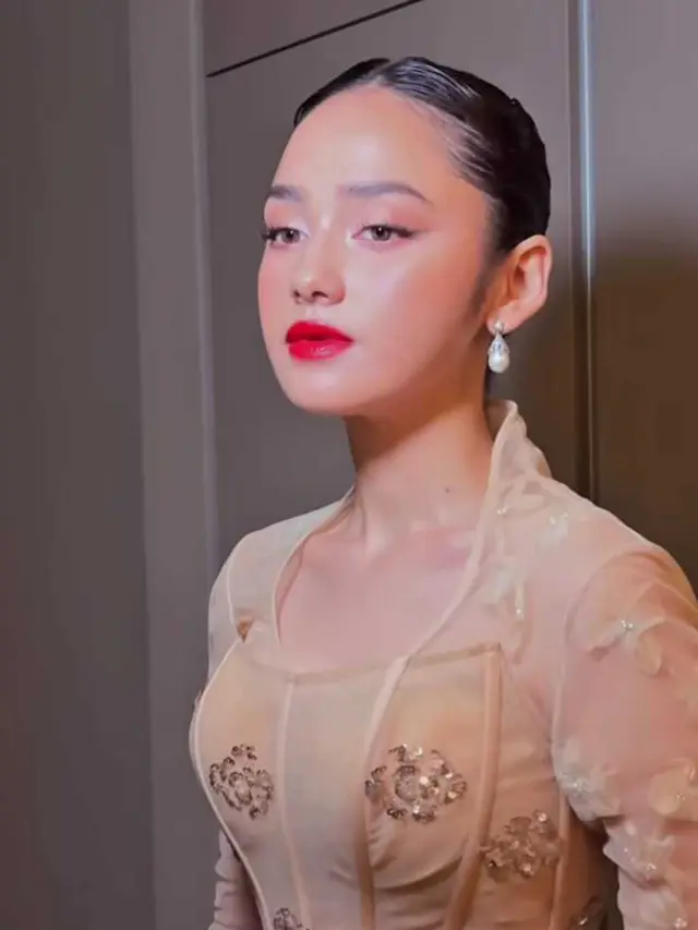 Model Kebaya Syifa Hadju dengan Detail Korset yang Bikin Ramping
