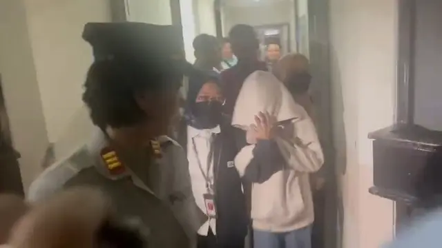 Kekasih Mario Dandy, AG (15) telah merampungkan seluruh agenda persidangan yang digelar di PN Jakarta Selatan pada Selasa (5/4/2023). Adapun agendanya, AG mendengar saksi yang dihadirkan di ruang sidang (Rahmat Baihaqi/Merdeka.com)