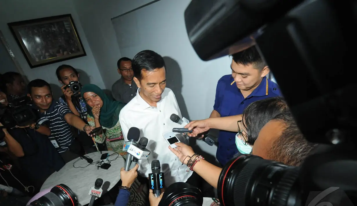 Jokowi terus dikerumuni wartawan yang ingin mengetahui lebih jauh tentang persiapan Jokowi menjelang debat versus Prabowo, Lenteng Agung, Jaksel, Senin (9/6/2014) (Liputan6.com/Herman Zakharia) 