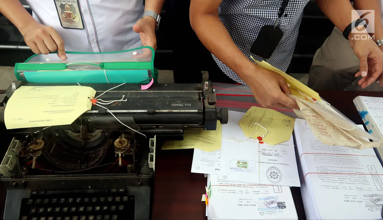 Polisi menunjukkan surat palsu dalam kasus mafia tanah yang terjadi di Jakarta dan Bekasi, Polda Metro Jaya, Jakarta, Rabu (5/9). Dalam kasus ini polisi berhasil mengamankan 19 tersangka. (Liputan6.com/JohanTallo)
