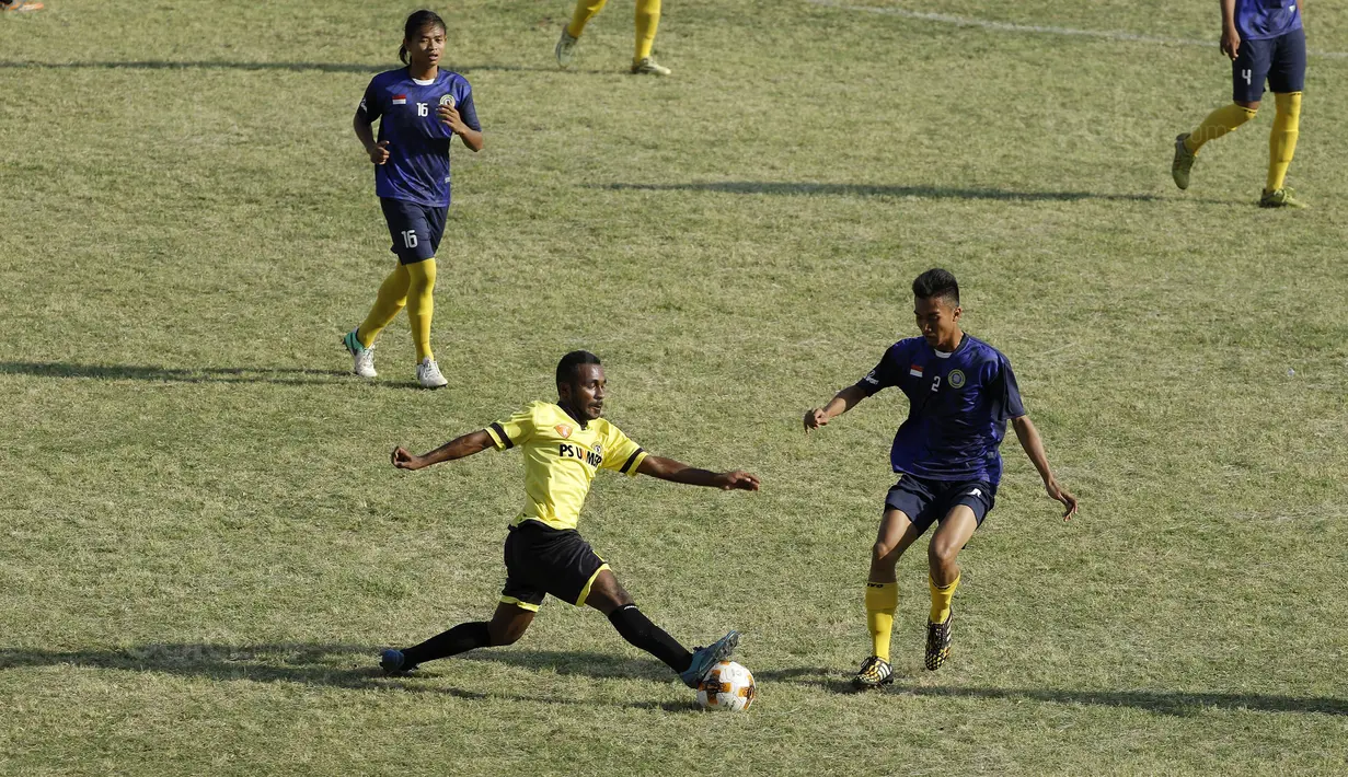 Pemain Universitas Merdeka (Unmer), Besal, saat melawan Universitas Narotama pada laga Torabika Campus Cup 2017 di Stadion Universitas Negeri Malang, Selasa, (31/10/2017). Unmer Menang 3-0 atas Universitas Narotama. (Bola.com/M Iqbal Ichsan)