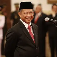 Irjen Tito Karnavian tersenyum pada awak media sebelum dilantik oleh Presiden Jokowi di Istana Negara, Jakarta, Rabu (16/3). Tito Karnavian dilantik menjadi Kepala BNPT dari jabatan sebelumnya Kapolda Metro Jaya. (Liputan6.com/Faizal Fanani)