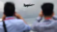 Jet tempur Angkatan Udara AS F35-B berpartisipasi selama pertunjukan udara saat Singapore Airshow di Singapura, Selasa (11/2/2020). Pameran dirgantara terbesar di Asia tersebut dibayangi wabah virus korona, yang memaksa puluhan perusahaan dunia absen dalam perhelatan besar itu. (Roslan RAHMAN/AFP)