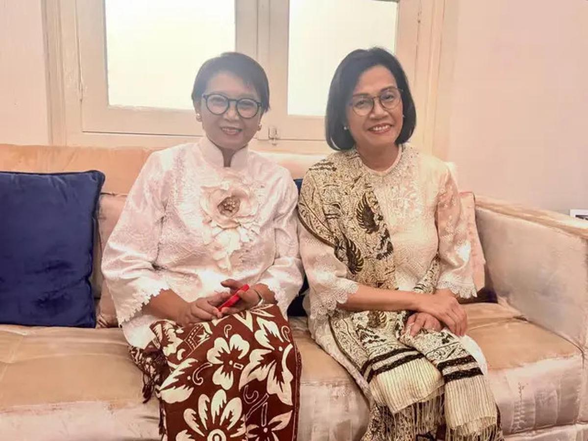 6 Potret Kompak Sri Mulyani dan Retno Marsudi Hadiri Wisuda Anak, Tampil Elegan dengan Kebaya Putih