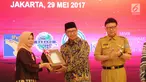Menteri Agama, Lukman Hakim Saifuddin (tengah) menerima Laporan Hasil Pemeriksaan BPK RI atas Laporan Keuangan Kementerian/Lembaga di Jakarta, Senin (29/5/2017). Kementerian Agama berhasil meraih predikat WTP. (Liputan6.com/Helmi Fithriansyah)