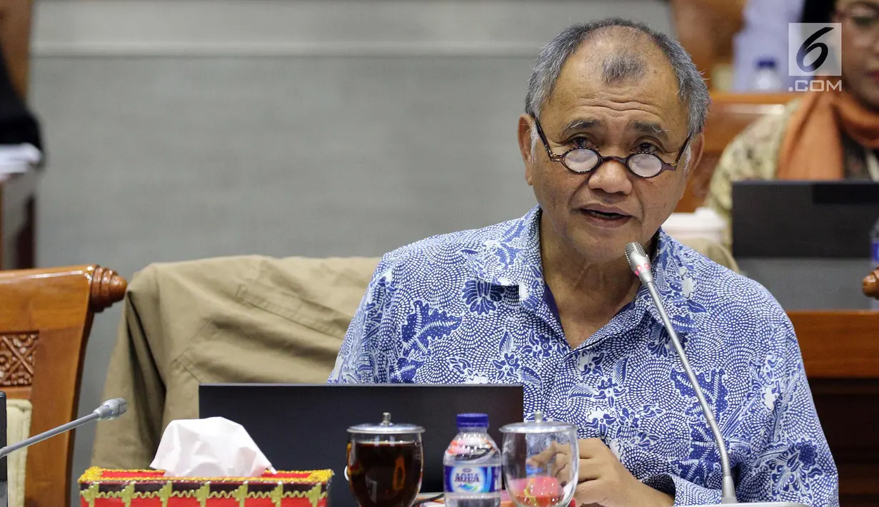 Ketua KPK, Agus Rahardjo kanan saat rapat dengar pendapat dengan Komisi III DPR di Kompleks Parlemen, Senayan, Jakarta, Senin (12/2). Rapat membahas target peningkatan fungsi pencegahan korupsi oleh KPK tahun 2018. (Liputan6.com/Johan Tallo)