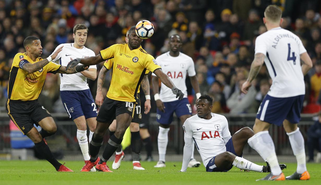 Para pemain Newport County dan Tottenham berebut bola pada laga Piala FA di Wembley Stadium, London, (7/2/2018). Tottenham menang 2-0. (AP/Alastair Grant)
