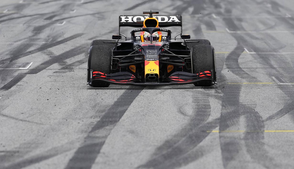 Pada putaran ke-30 Max Verstappen dipanggil untuk mengganti ban. Kru mekanik Red Bull cekatan untuk melakukannya sehingga usaha undercut dari Hamilton di putaran berikutnya tidak berhasil. (Foto: AP/Pool/Darko Vojinovic)