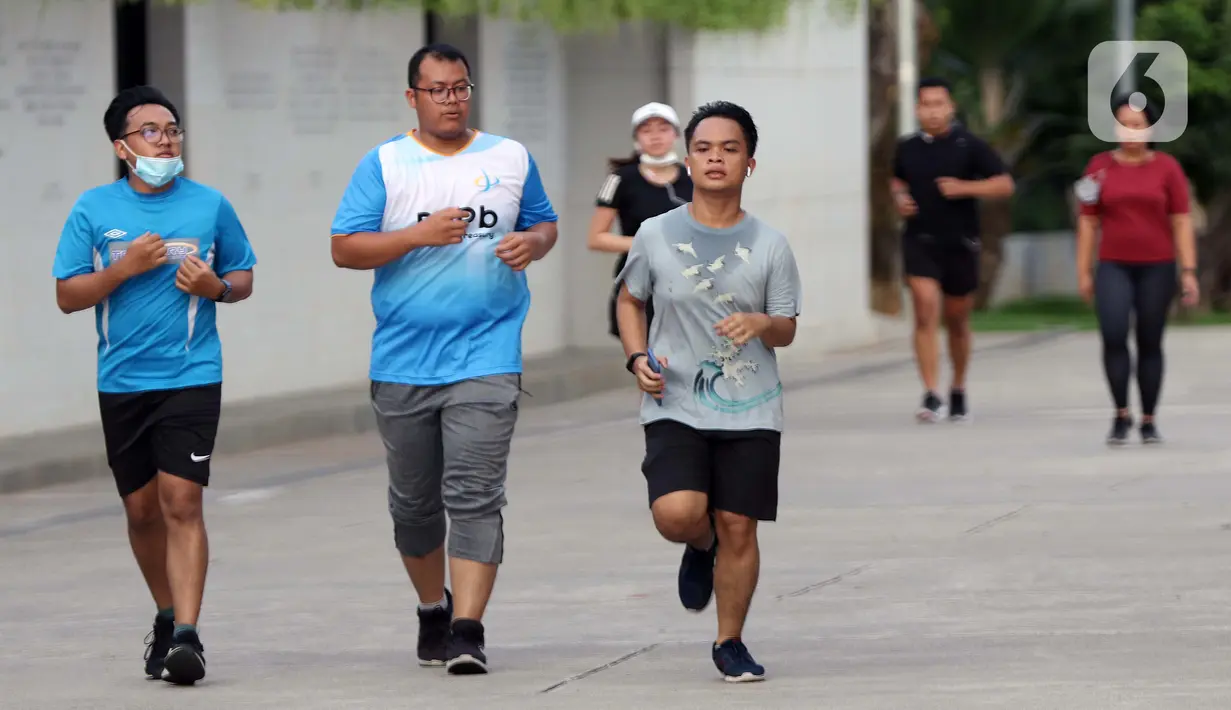 Warga melakukan aktivitas olahraga dengan berlari kecil di kawasan Taman Lapangan Banteng, Jakarta, Kamis (17/12/2020). Dengan berolahraga secara teratur diperlukan untuk menjaga kebugaran tubuh dan meningkatkan imunitas serta mencegah sakit. (Liputan6.com/Helmi Fithriansyah)