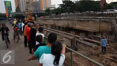 Sejumlah warga melihat proses pembongkaran Jembatan Velbak di Jalan Latumenten, Jakarta Barat, Rabu (9/11). (Liputan6.com/Johan Tallo)