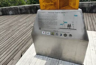 Tugu Penurunan Muka Tanah di sisi Jembatan Kali Besar, Kelurahan Pinangsia, Kecamatan Taman Sari, Jakarta Barat. (Liputan6/Rio Ferdinand)