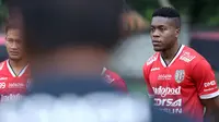 Bali United resmi mengontrak Nduma Makeche. (Bola.com/Muhammad Qomarudin)